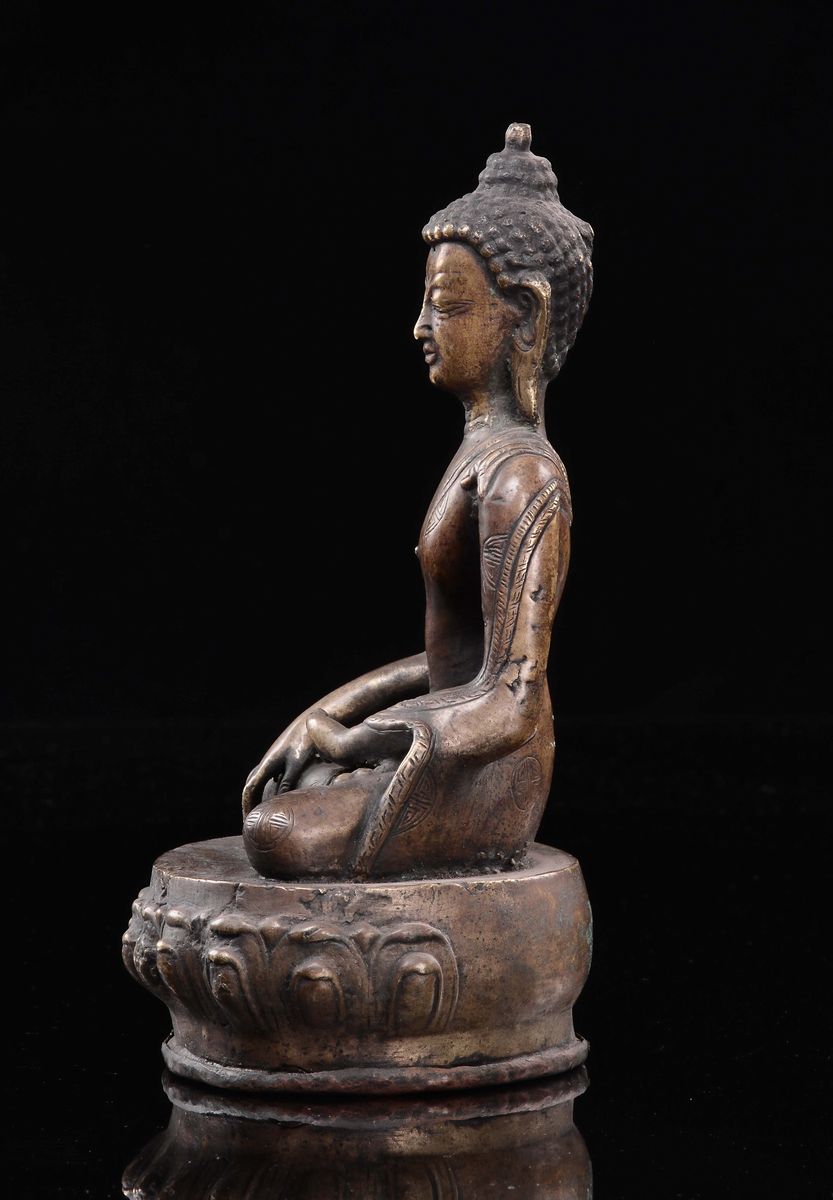 Buddha in Rame Repoussè Seduto su Fiore di Loto, Tibet, XIX Secolo