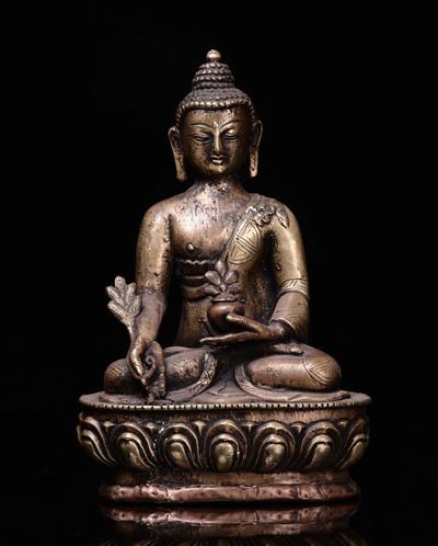 Buddha in Rame Repoussè Seduto su Fiore di Loto con Vsetto in Mano, Tibet, XIX Secolo