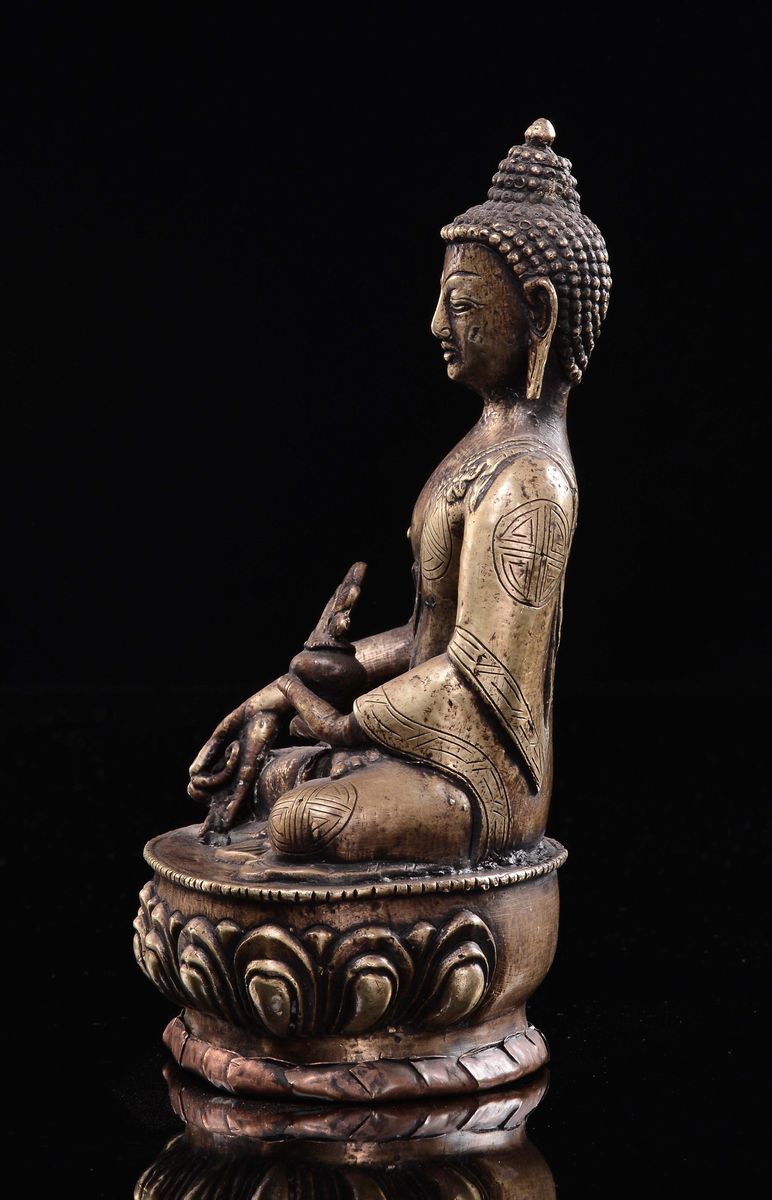 Buddha in Rame Repoussè Seduto su Fiore di Loto con Vsetto in Mano, Tibet, XIX Secolo