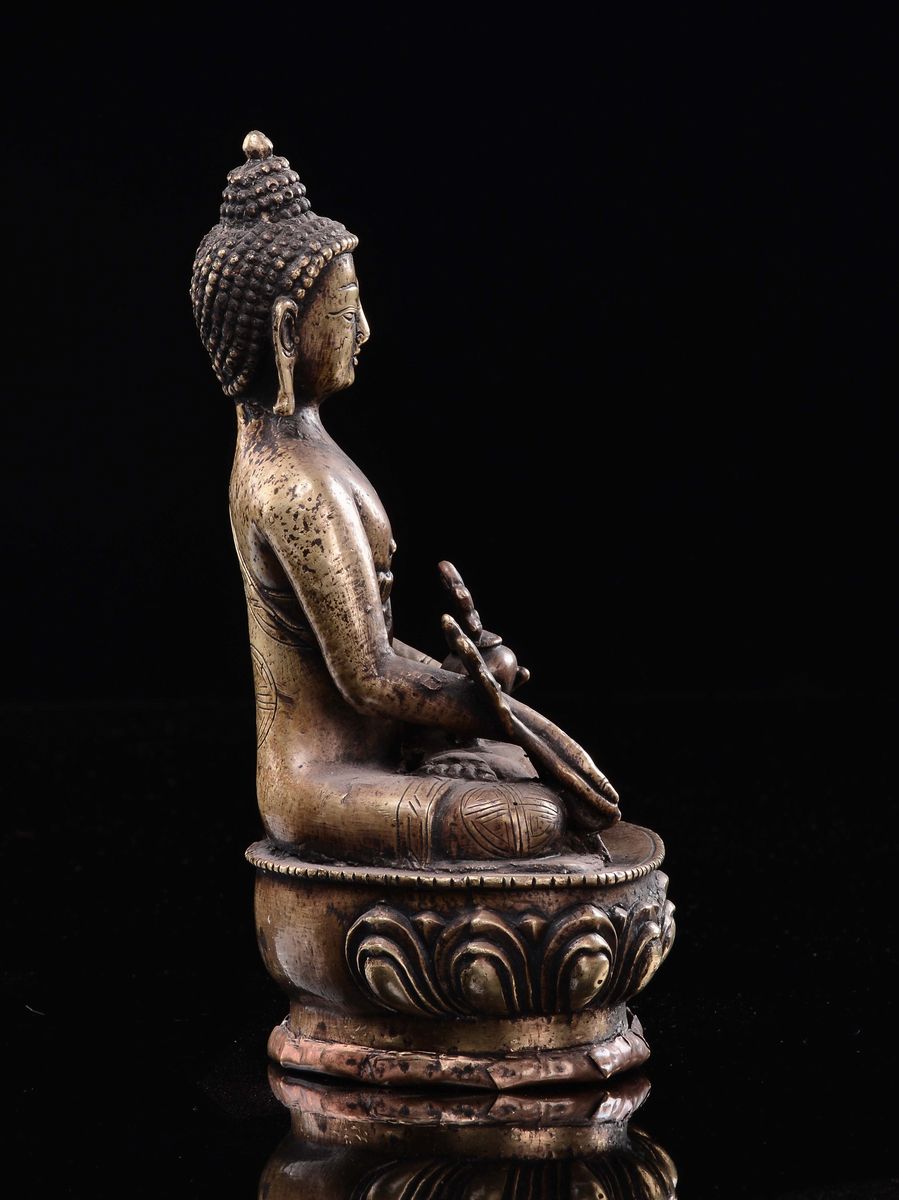 Buddha in Rame Repoussè Seduto su Fiore di Loto con Vsetto in Mano, Tibet, XIX Secolo