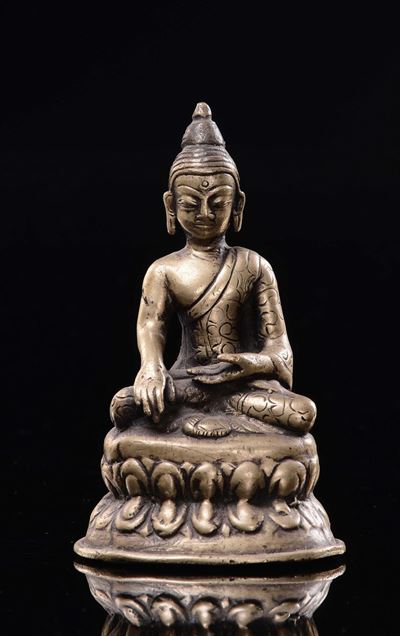Piccolo Buddha in Rame Dorato Seduto su Doppio Fiore di Loto, India, XIX Secolo