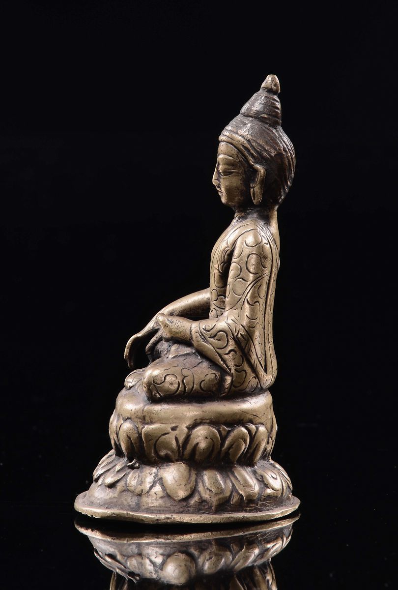 Piccolo Buddha in Rame Dorato Seduto su Doppio Fiore di Loto, India, XIX Secolo