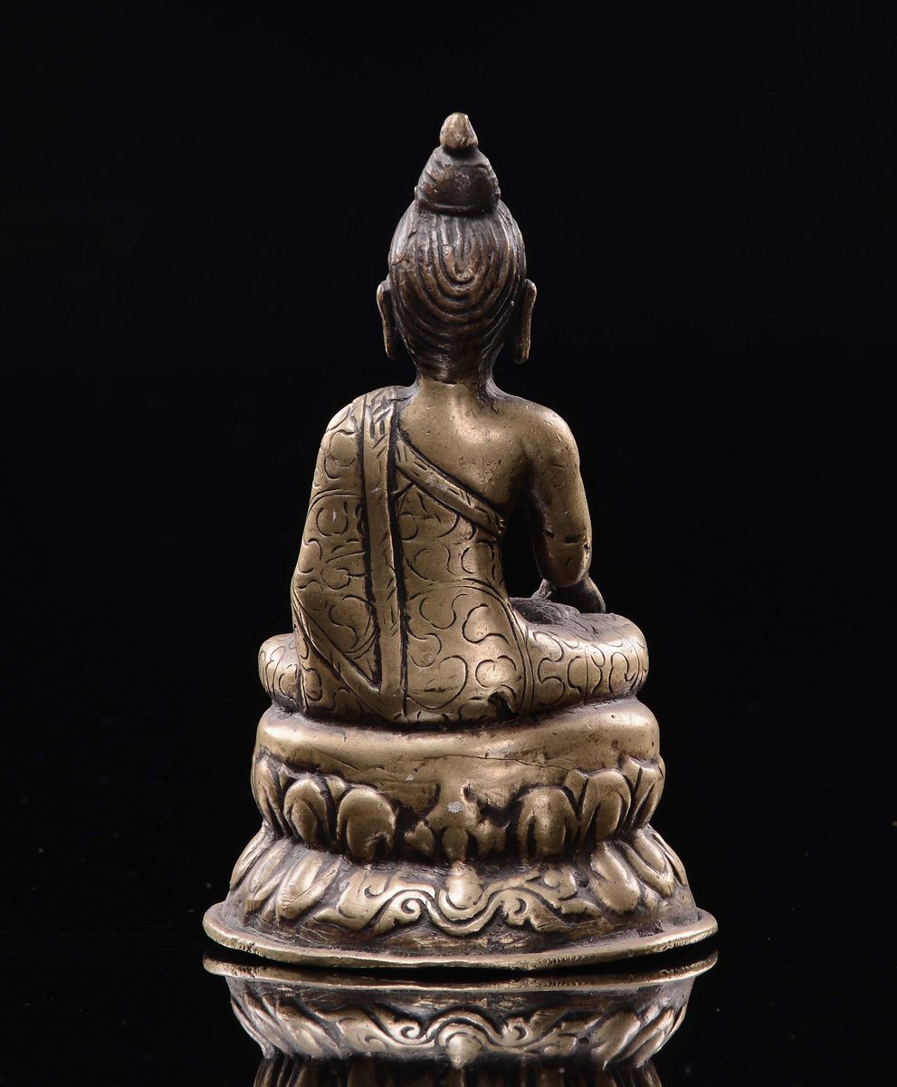 Piccolo Buddha in Rame Dorato Seduto su Doppio Fiore di Loto, India, XIX Secolo