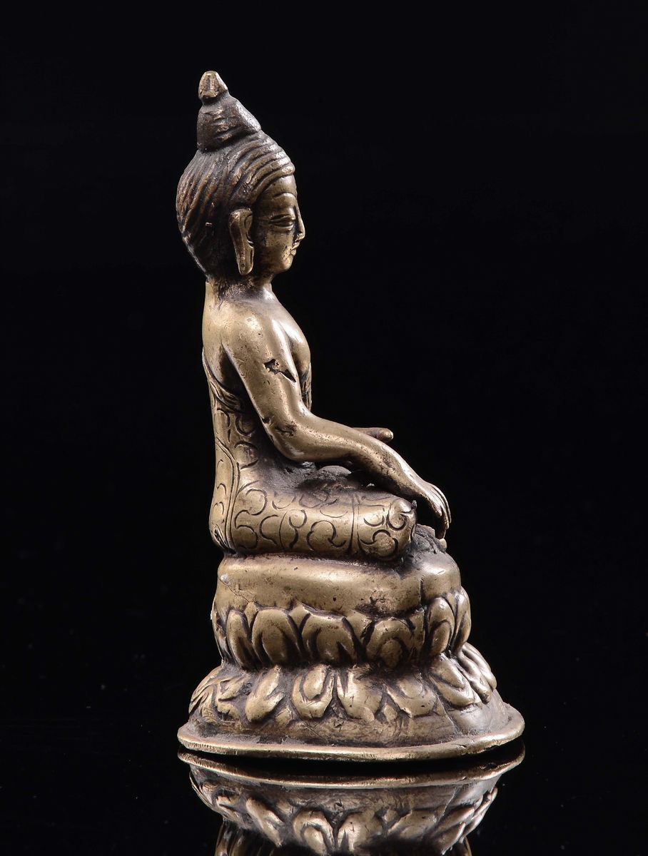 Piccolo Buddha in Rame Dorato Seduto su Doppio Fiore di Loto, India, XIX Secolo