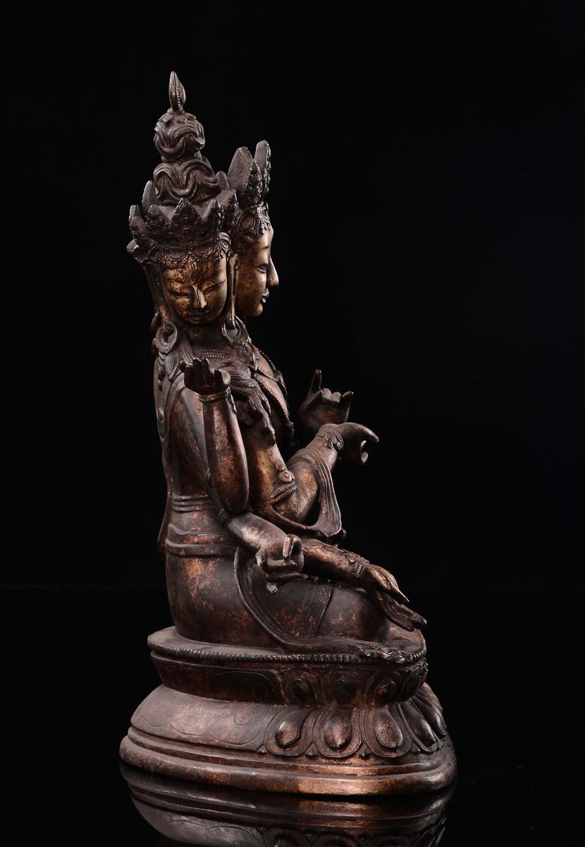 Divinità a otto braccia, bronzo lumeggiato, seduta su doppio fiore di loto, Cina, Dinastia Qing, ...