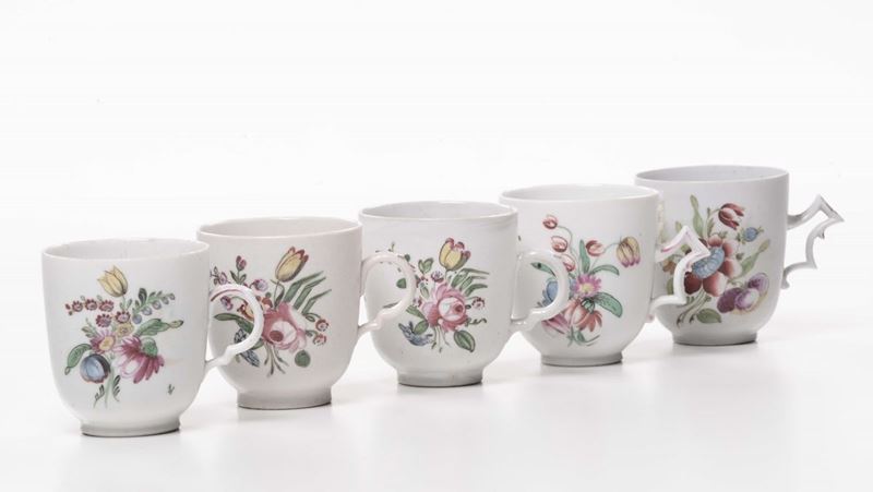 Cinque tazzine in porcellana a decoro policromo floreale  - Asta Antiquariato, Affidamenti da raffinate dimore private - Cambi Casa d'Aste