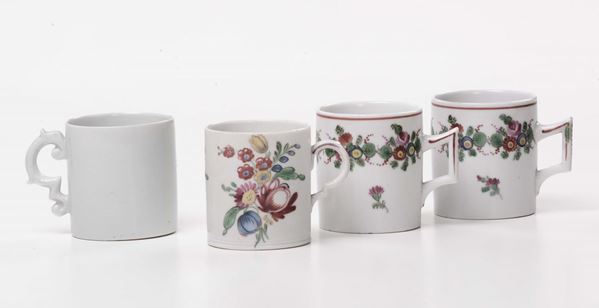 Quattro tazzine in porcellana di cui tre a decoro floreale ed una bianca