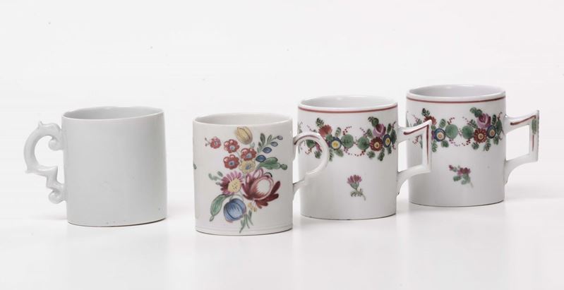 Quattro tazzine in porcellana di cui tre a decoro floreale ed una bianca  - Asta Antiquariato, Affidamenti da raffinate dimore private - Cambi Casa d'Aste