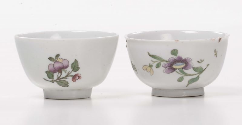Coppia di tazzine in porcellana a decoro floreale  - Asta Antiquariato, Affidamenti da raffinate dimore private - Cambi Casa d'Aste