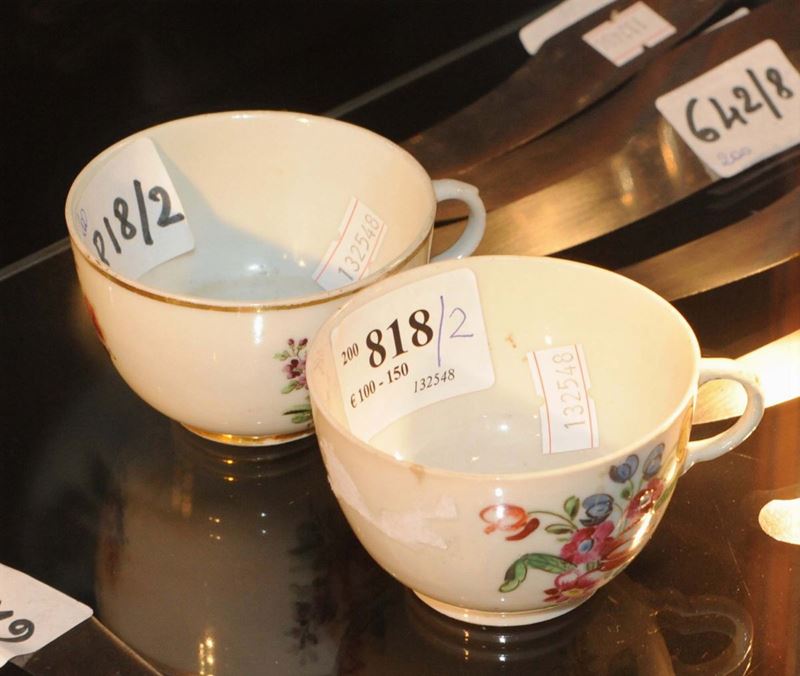 Coppia di tazzine in porcellana a decoro floreale  - Asta Antiquariato, Affidamenti da raffinate dimore private - Cambi Casa d'Aste