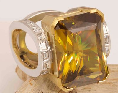 Enrico Cirio. Anello Ellisse/titanite con Titanite Taglio Rettangolare di Ct 36,417 e Diamanti a ...