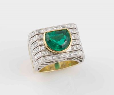 Enrico Cirio. Anello Stripe con Smeraldo Taglio Fantasia di Ct 4,03 e Diamanti a Contorno