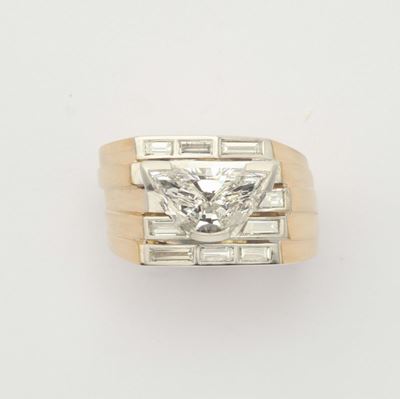 Enrico Cirio. Anello Gheddafi con Diamante Taglio Half Moon di Ct 2,00 e Diamanti a Contorno