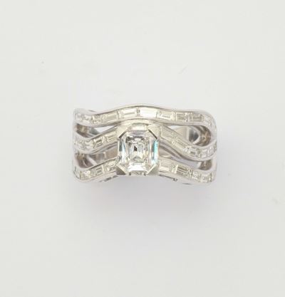 Enrico Cirio. Anello Onda con Diamante Centrale Taglio Sunflower di Ct 0,72 e Diamanti a Contorno