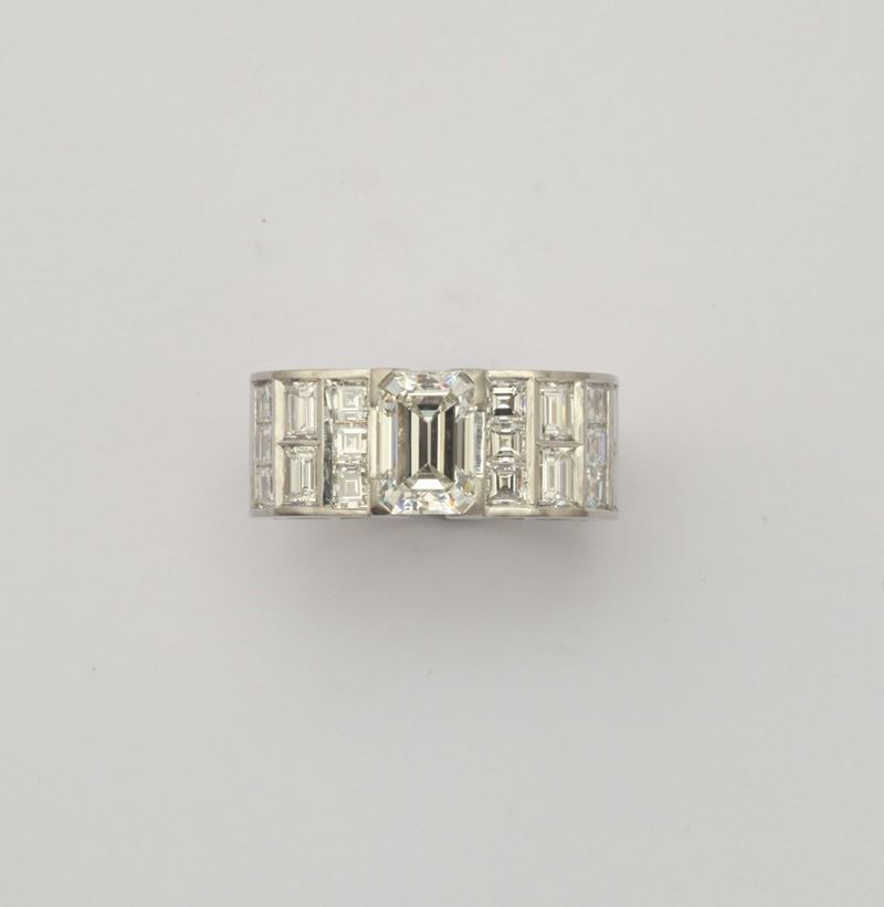 Enrico Cirio. Anello Cintura con diamante centrale di ct 1,51 e 26 diamanti a contorno  - Asta Fine Jewels - I - Cambi Casa d'Aste