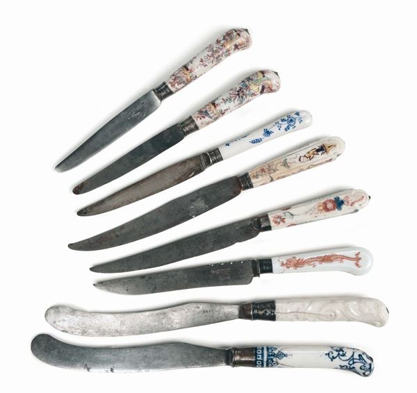 Otto coltelli con manico in porcellana policroma, varie manifatture europee
