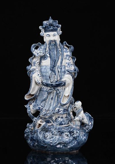 Scultura in Porcellana Bianca e Blu Raffigurante Dignitario, Cina, Dinastia Qing, XIX Secolo