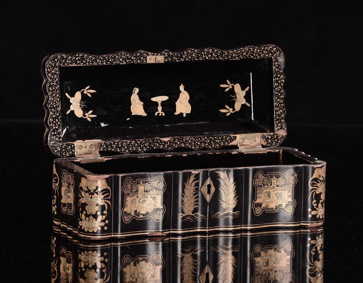 Scatola in Legno Laccata con Decori Dorati, Cina, Canton, Dinastia Qing, XIX Secolo