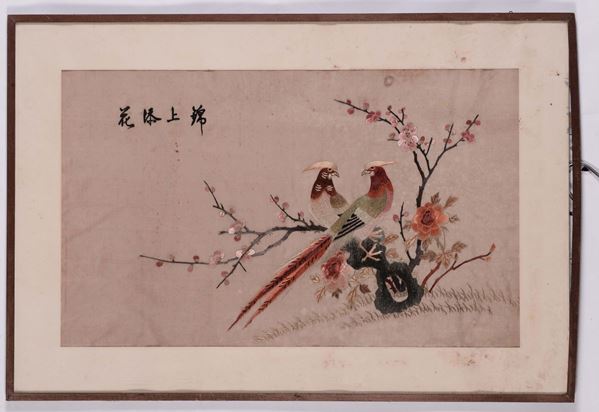 Ricamo su seta a soggetto naturalistico con iscrizione, Cina, XX secolo