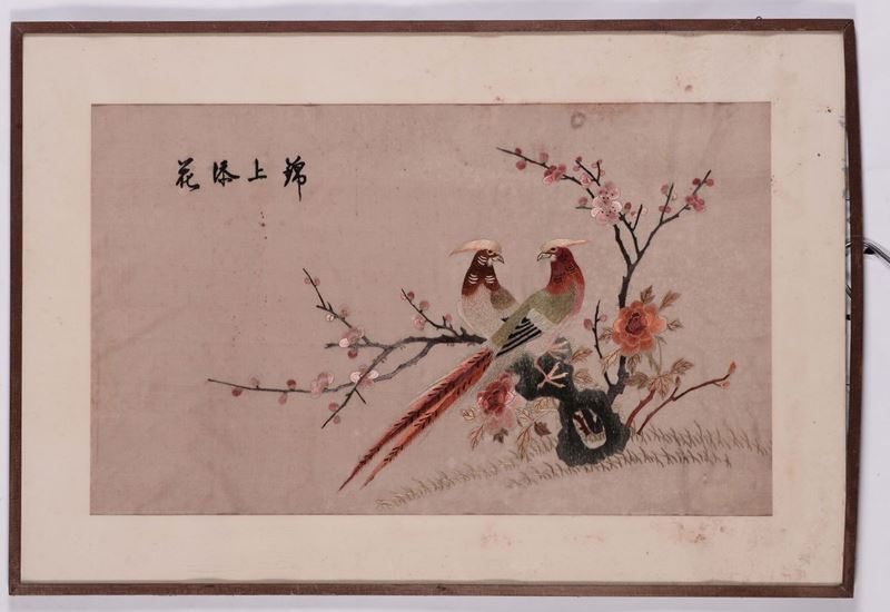 Ricamo su seta a soggetto naturalistico con iscrizione, Cina, XX secolo  - Asta Chinese Works of Art - Cambi Casa d'Aste