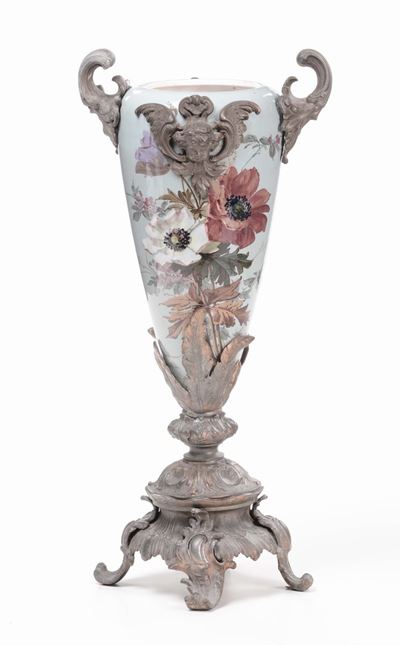 Vaso in Metallo Dorato e Porcellana Dipinta a Mano con Vaso di Fiori
