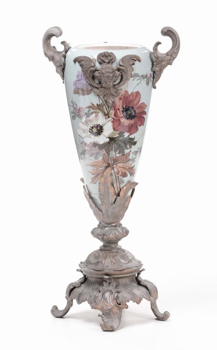 Vaso in metallo dorato e porcellana dipinta a mano con vaso di fiori  - Auction Fine Arts from refined private house - Cambi Casa d'Aste