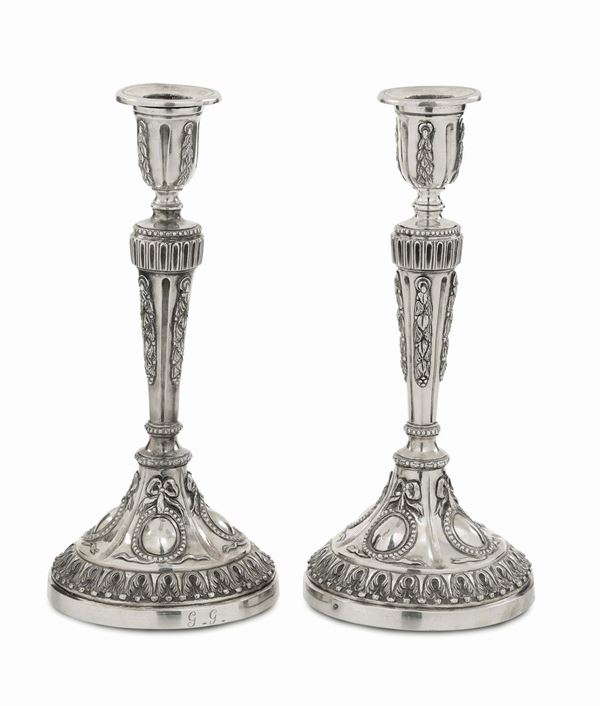 Coppia di candelieri neoclassici in argento fuso, sbalzato e cesellato, Milano fine XVIII secolo, bottega  [..]
