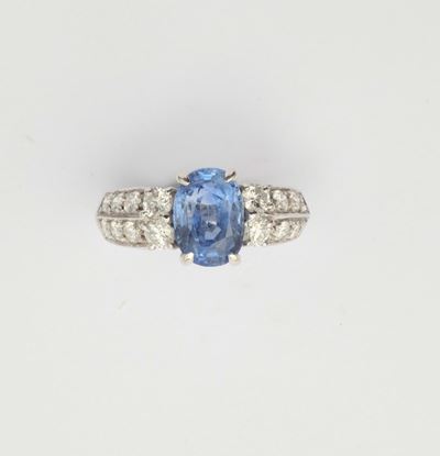 Anello con Zaffiro e Diamanti a Contorno