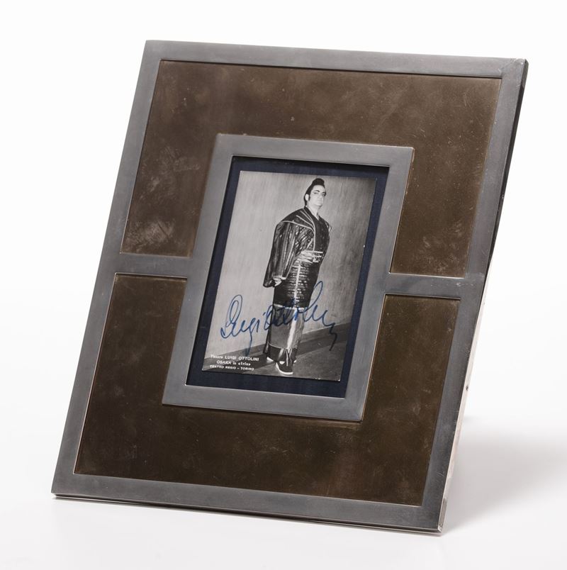 Portafoto in metallo anni '70 con foto e dedica del tenore Ottolini  - Asta Arti Decorative del Novecento - II - Cambi Casa d'Aste