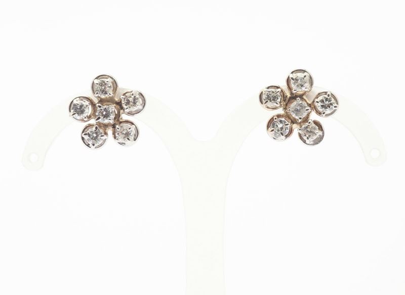 A a pair of diamond and gold earrings  - Auction Fine Jewels - I - Cambi Casa d'Aste