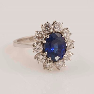 Anello con Zaffiro e Diamanti a Contorno