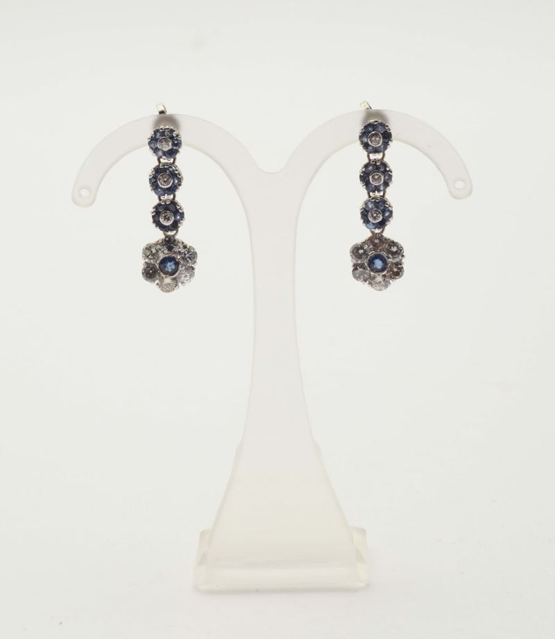 A pair of diamond and sapphire pendent earrings  - Auction Fine Jewels - I - Cambi Casa d'Aste