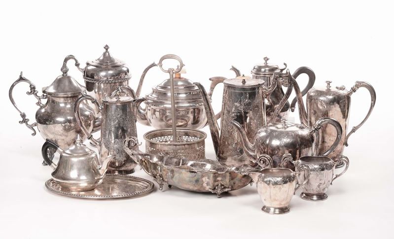 Lotto composto da quattordici oggetti in lega argentata  - Asta Antiquariato, Affidamenti da raffinate dimore private - Cambi Casa d'Aste