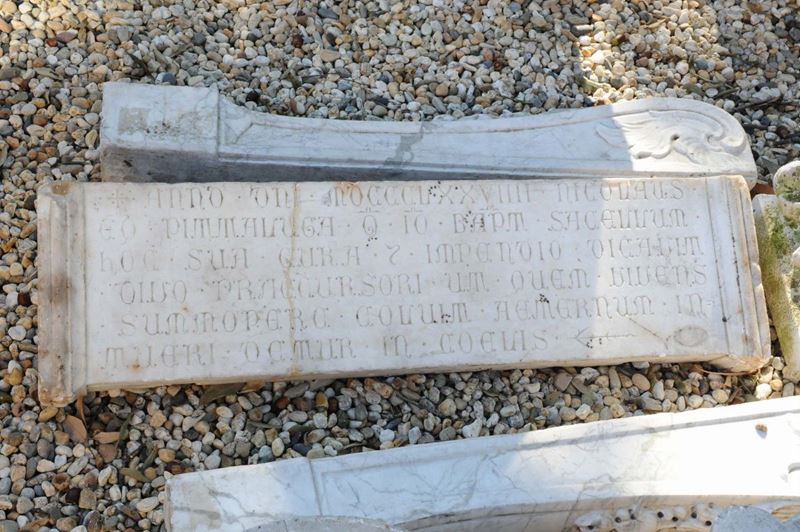 Marmo con iscrizione latina  - Asta Antiquariato, Affidamenti da raffinate dimore private - Cambi Casa d'Aste