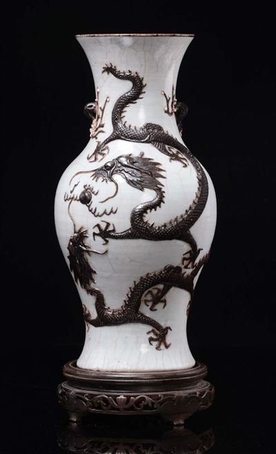 Vaso in Porcellana Craquele con Draghi in Rilievo, Cina, Dinastia Qing, XIX Secolo
