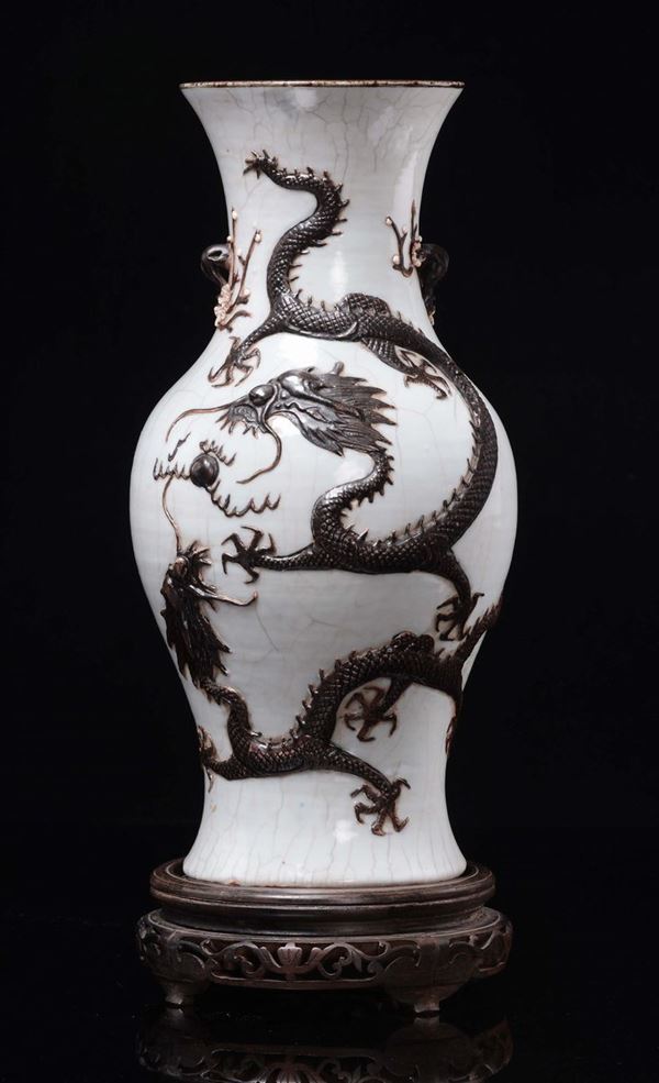 Vaso in porcellana craquele con draghi in rilievo, Cina, Dinastia Qing, XIX secolo