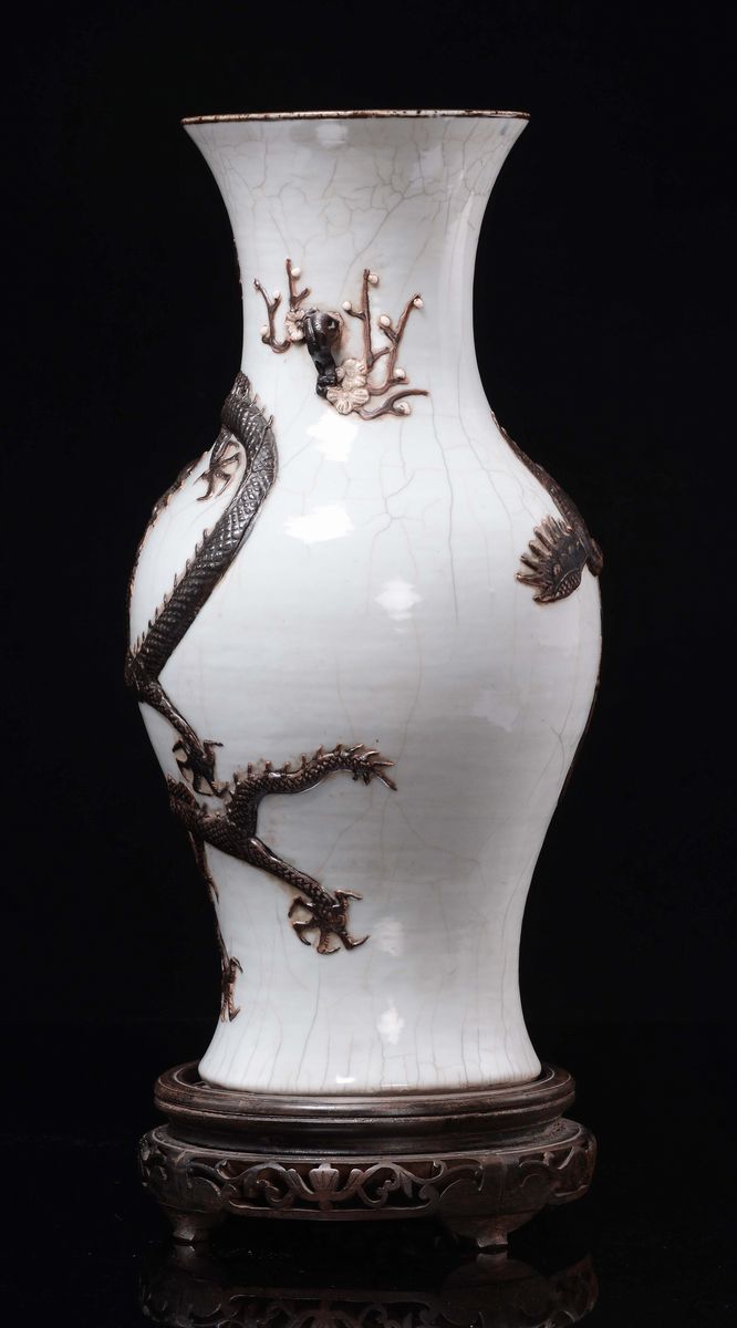 Vaso in Porcellana Craquele con Draghi in Rilievo, Cina, Dinastia Qing, XIX Secolo