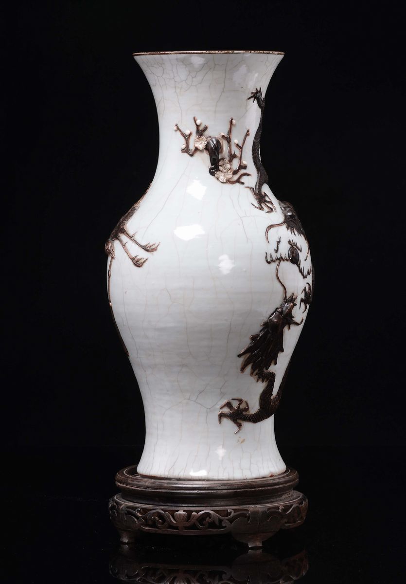 Vaso in Porcellana Craquele con Draghi in Rilievo, Cina, Dinastia Qing, XIX Secolo