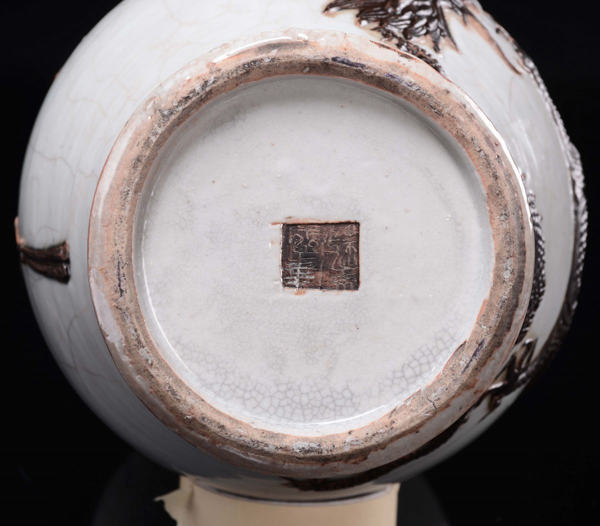 Vaso in Porcellana Craquele con Draghi in Rilievo, Cina, Dinastia Qing, XIX Secolo