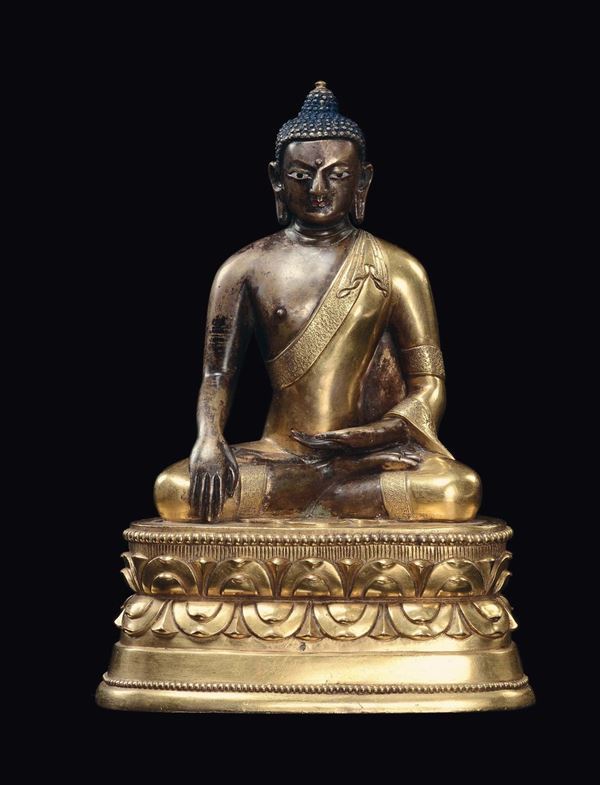 Figura di Buddha in bronzo dorato e inserti in argento seduto su doppio fiore di loto,Mongolia, Zanabazar  [..]