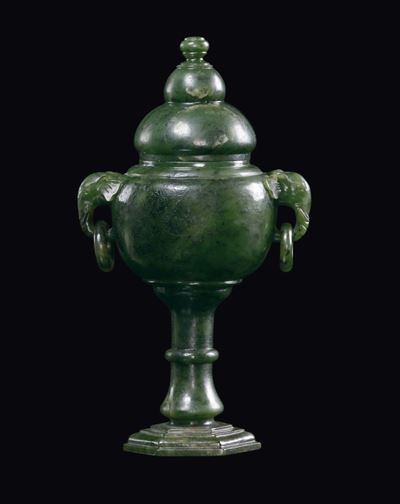 Vaso con coperchio in giada spinacio, anse a guisa di teste di elefante, Cina, Dinastia Qing, XIX...