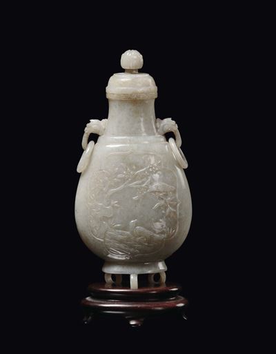 Vaso con coperchio in giada Celadon, doppia ansa ad anelli a guisa di testa di cane di Pho, Cina,...