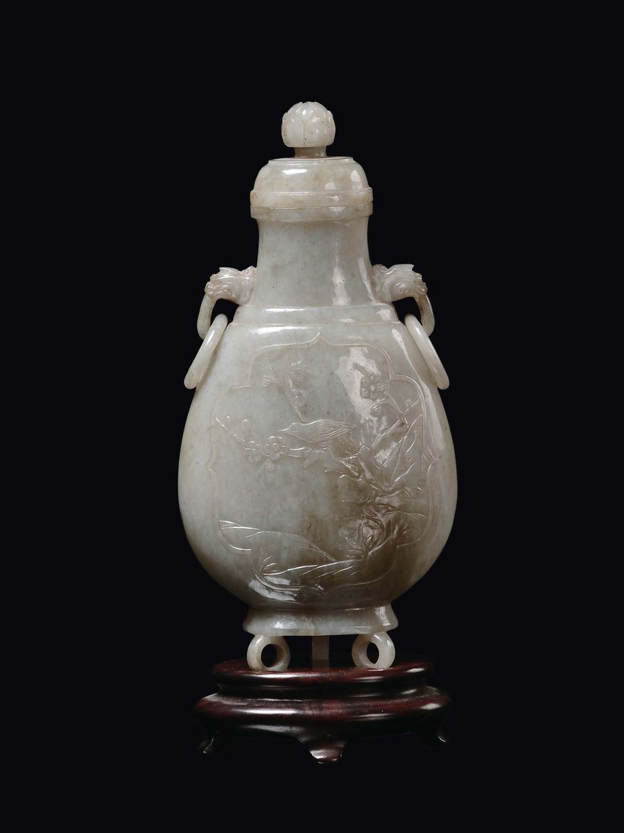 Vaso con coperchio in giada Celadon, doppia ansa ad anelli a guisa di testa di cane di Pho, Cina,...