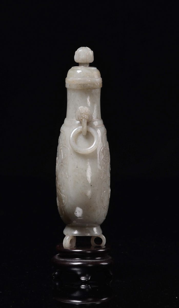 Vaso con coperchio in giada Celadon, doppia ansa ad anelli a guisa di testa di cane di Pho, Cina,...