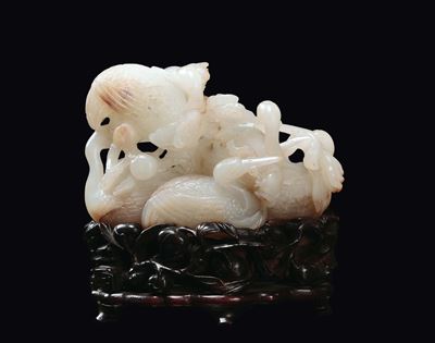 Cina, Dinastia Qing, Gruppo in giada bianca e russet con gru e frutti, XVIII secolo