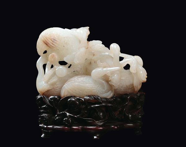 Bel gruppo in giada bianca e russet con gru e frutti, Cina, Dinastia Qing, XVIII secolo