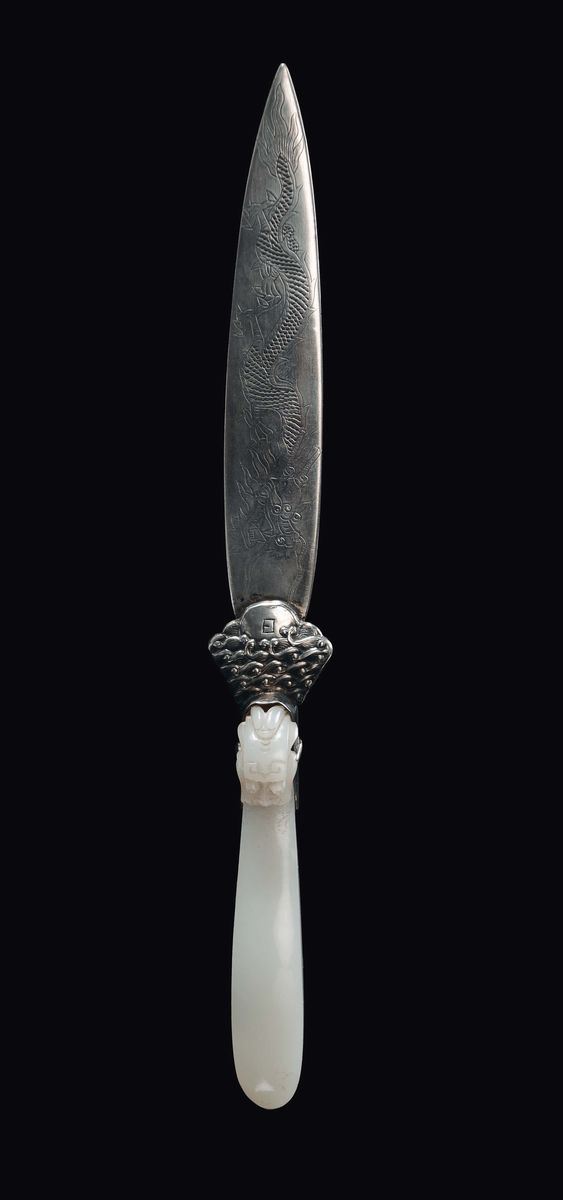 Tagliacarte con manico in giada bianca a guisa di draghetto. Cina, Dinastia Qing, XVIII secolo