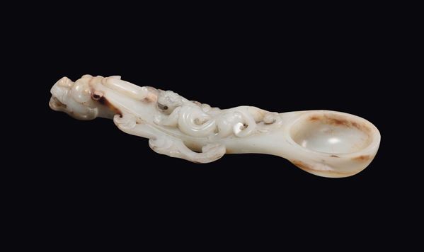 Sciacquapennelli a guisa di drago in giada bianca e russet con decoro a rilievo, Cina, Dinastia Qing, XIX secolo