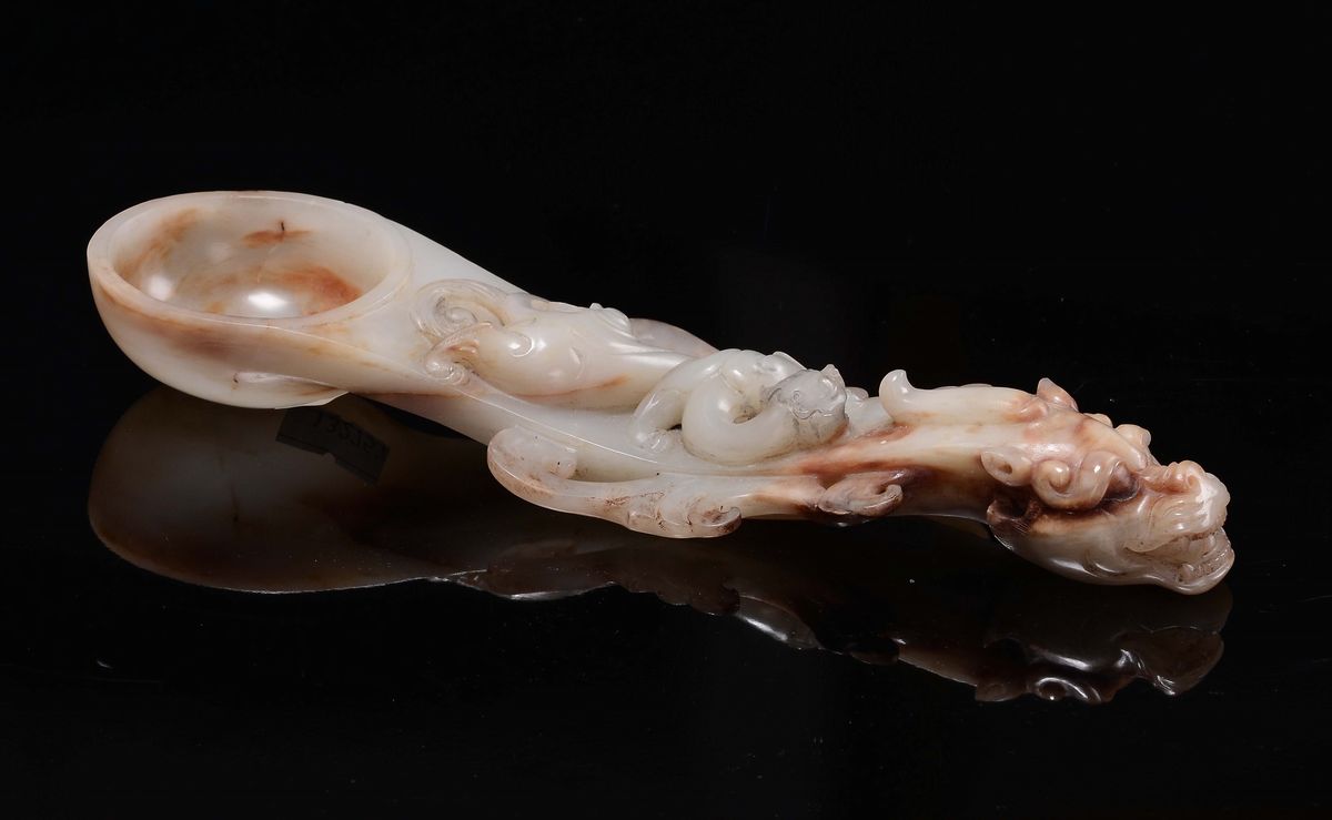 Cina, Dinastia Qing, Sciacquapennelli a guisa di drago in giada bianca e russet con decoro a rili...