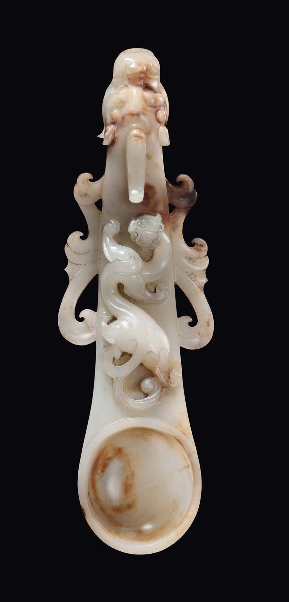 Cina, Dinastia Qing, Sciacquapennelli a guisa di drago in giada bianca e russet con decoro a rili...